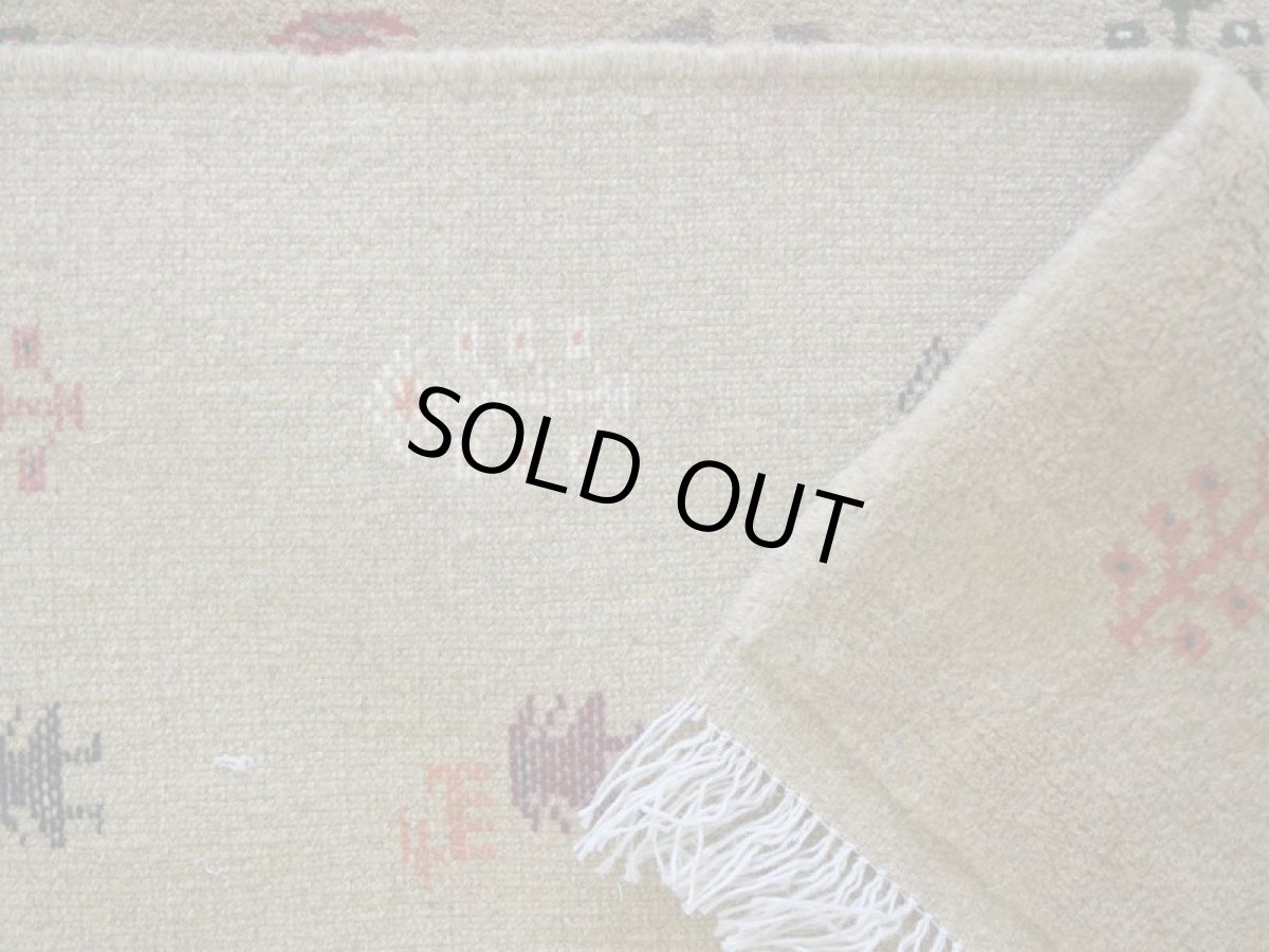 画像15: 新品 ペルシャ ギャッベ 縦2.5m 横1.5m 4㎡ 〜3帖 リビング ダイニング 2-3人掛けソファ サイズ 248 × 156 cm No.R416 肉厚 天然 ウール ギャベ 手織り ハンドメイド ラグ 絨毯 カーペット リビングダイニングルームやベッドサイドに イエロー シャンパンゴールド からし色 n-r416-248156h002-062 (15)