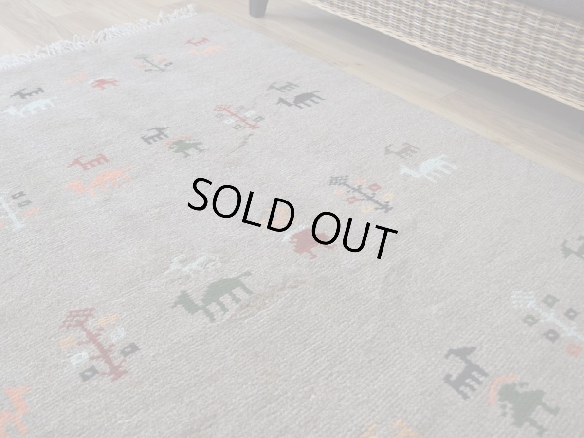 画像10: 新品 ペルシャ ギャッベ 縦2m 横1.5m 3㎡ 〜3帖 リビング ダイニング 2-3人掛けソファ サイズ 195 × 150 cm No.R424 肉厚 天然 ウール ギャベ 手織り ハンドメイド ラグ 絨毯 カーペット リビングダイニングルームやベッドサイドに ライトグレー ベージュ n-r424-195150h051-002 (10)