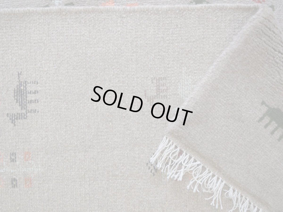 画像16: 新品 ペルシャ ギャッベ 縦2m 横1.5m 3㎡ 〜3帖 リビング ダイニング 2-3人掛けソファ サイズ 195 × 150 cm No.R424 肉厚 天然 ウール ギャベ 手織り ハンドメイド ラグ 絨毯 カーペット リビングダイニングルームやベッドサイドに ライトグレー ベージュ n-r424-195150h051-002 (16)