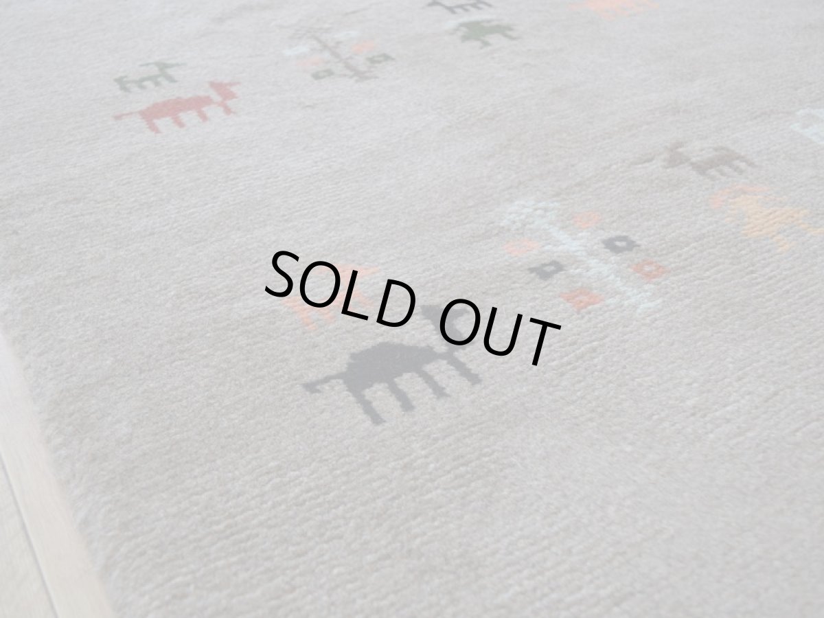 画像13: 新品 ペルシャ ギャッベ 縦2m 横1.5m 3㎡ 〜3帖 リビング ダイニング 2-3人掛けソファ サイズ 195 × 150 cm No.R424 肉厚 天然 ウール ギャベ 手織り ハンドメイド ラグ 絨毯 カーペット リビングダイニングルームやベッドサイドに ライトグレー ベージュ n-r424-195150h051-002 (13)