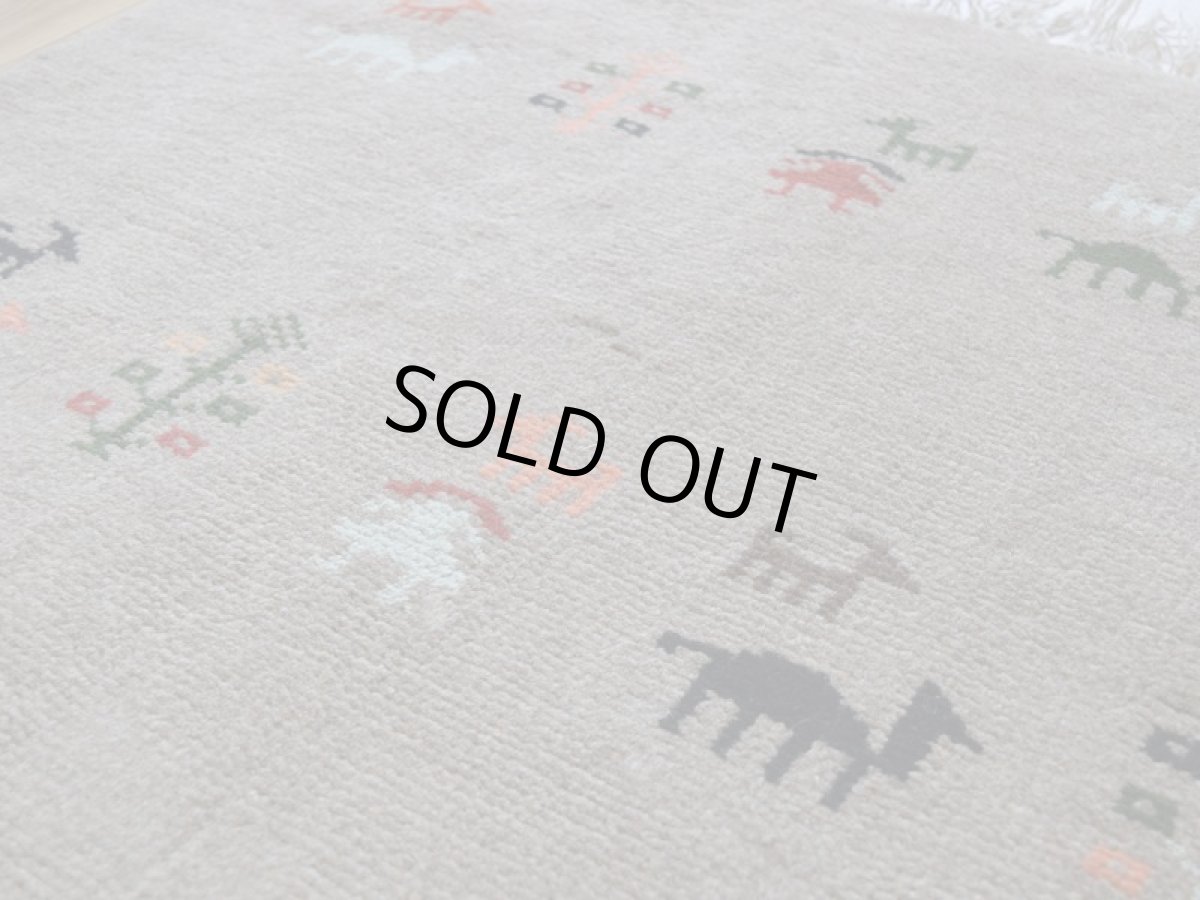 画像11: 新品 ペルシャ ギャッベ 縦2m 横1.5m 3㎡ 〜3帖 リビング ダイニング 2-3人掛けソファ サイズ 195 × 150 cm No.R424 肉厚 天然 ウール ギャベ 手織り ハンドメイド ラグ 絨毯 カーペット リビングダイニングルームやベッドサイドに ライトグレー ベージュ n-r424-195150h051-002 (11)