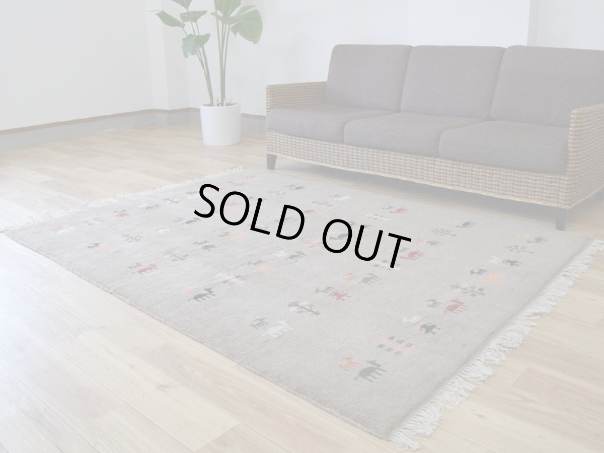 画像2: 新品 ペルシャ ギャッベ 縦2m 横1.5m 3㎡ 〜3帖 リビング ダイニング 2-3人掛けソファ サイズ 195 × 150 cm No.R424 肉厚 天然 ウール ギャベ 手織り ハンドメイド ラグ 絨毯 カーペット リビングダイニングルームやベッドサイドに ライトグレー ベージュ n-r424-195150h051-002 (2)
