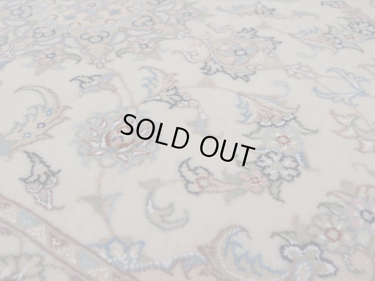 画像11: 新品 ペルシャ 絨毯 タブリーズ 縦1.3m 横0.8m 2人掛け ソファ アクセントラグ サイズ 130 x 80 cm No.227 ウール 手織り ラグ ハンドメイド カーペット 敷物 クラシック スタイル クリーム 生成り 白 アイボリー n-227-130080h053-064 (11)