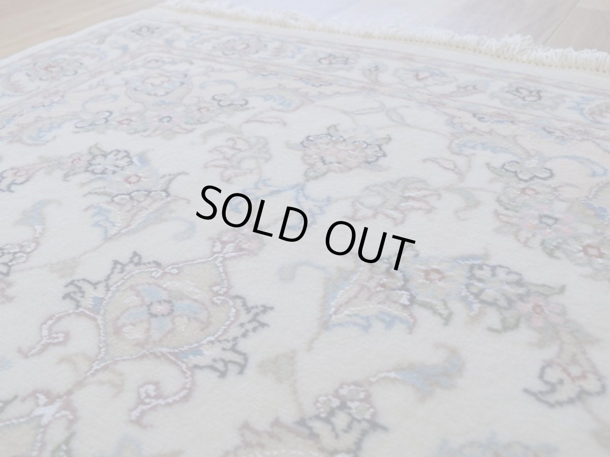 画像10: 新品 ペルシャ 絨毯 タブリーズ 縦1.3m 横0.8m 2人掛け ソファ アクセントラグ サイズ 130 x 80 cm No.227 ウール 手織り ラグ ハンドメイド カーペット 敷物 クラシック スタイル クリーム 生成り 白 アイボリー n-227-130080h053-064 (10)