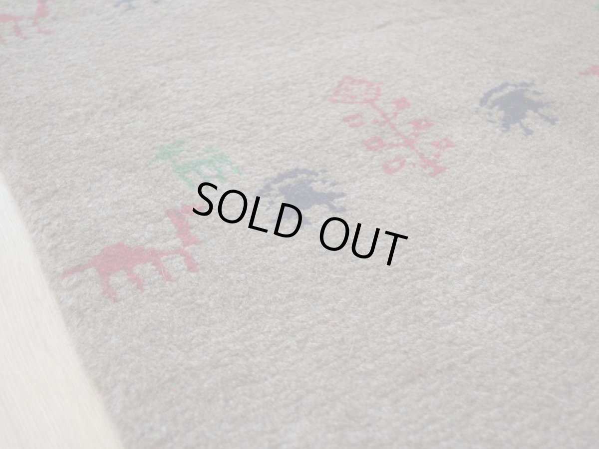 画像13: 新品 ペルシャ ギャッベ 縦2m 横1.6m 3㎡ 〜3帖 リビング ダイニング 2-3人掛けソファ サイズ 194 × 160 cm No.R399 肉厚 天然 ウール ギャベ 手織り ハンドメイド ラグ 絨毯 カーペット リビングダイニングルームやベッドサイドに ライトブラウン 茶 グレー n-r399-194160h051-002 (13)