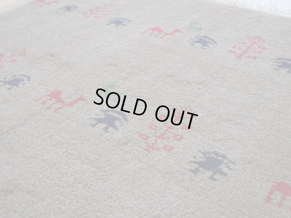 画像10: 新品 ペルシャ ギャッベ 縦2m 横1.6m 3㎡ 〜3帖 リビング ダイニング 2-3人掛けソファ サイズ 194 × 160 cm No.R399 肉厚 天然 ウール ギャベ 手織り ハンドメイド ラグ 絨毯 カーペット リビングダイニングルームやベッドサイドに ライトブラウン 茶 グレー n-r399-194160h051-002 (10)