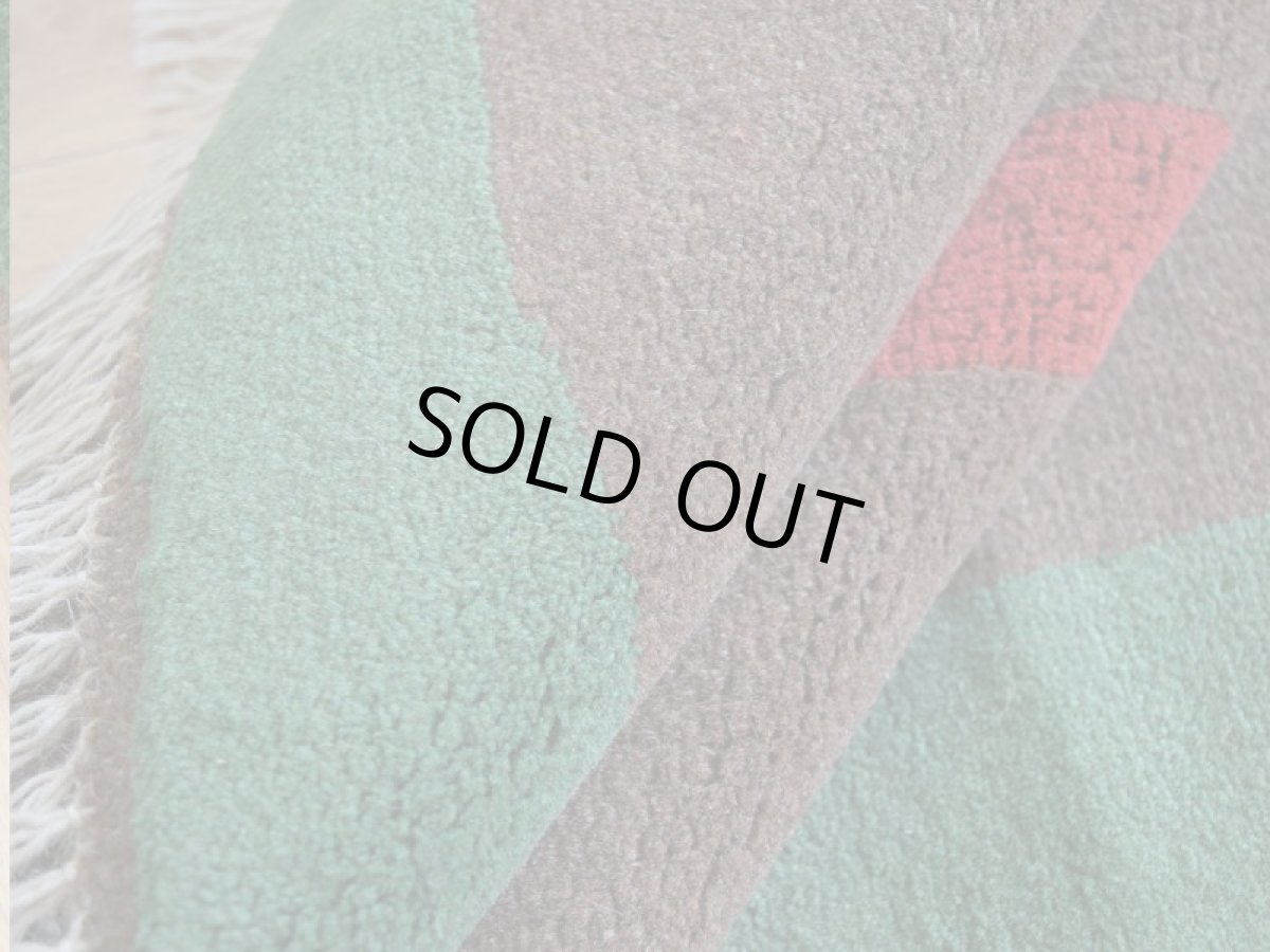 画像16: 新品 ペルシャ ギャッベ 縦1.5m 横1m 1.5㎡ 2人掛けソファ サイズ 142 × 101 cm No.R435 肉厚 天然 ウール ギャベ 手織り ハンドメイド ラグ 絨毯 カーペット ソファの足元やベッドサイドに ブラウン 茶 グリーン 緑 マルチカラー n-r435-142101h57-001 (16)