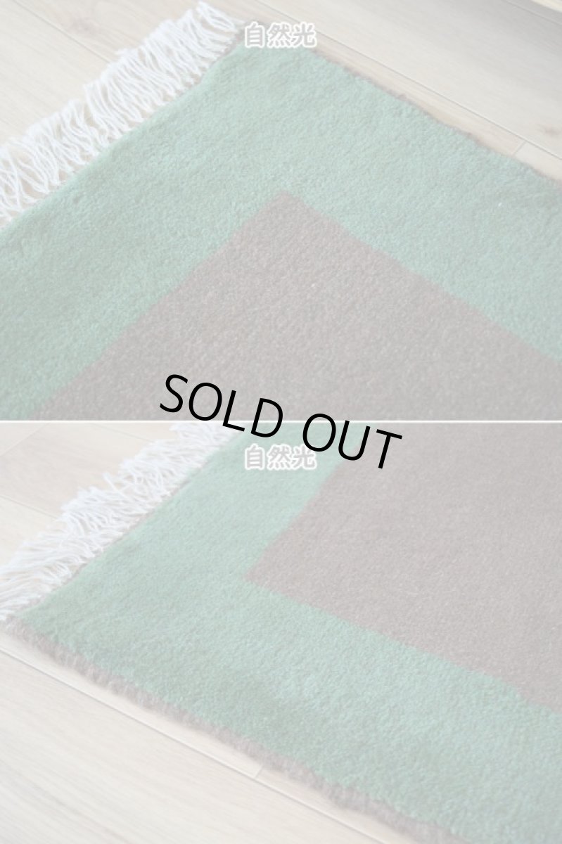 画像8: 新品 ペルシャ ギャッベ 縦1.5m 横1m 1.5㎡ 2人掛けソファ サイズ 142 × 101 cm No.R435 肉厚 天然 ウール ギャベ 手織り ハンドメイド ラグ 絨毯 カーペット ソファの足元やベッドサイドに ブラウン 茶 グリーン 緑 マルチカラー n-r435-142101h57-001 (8)