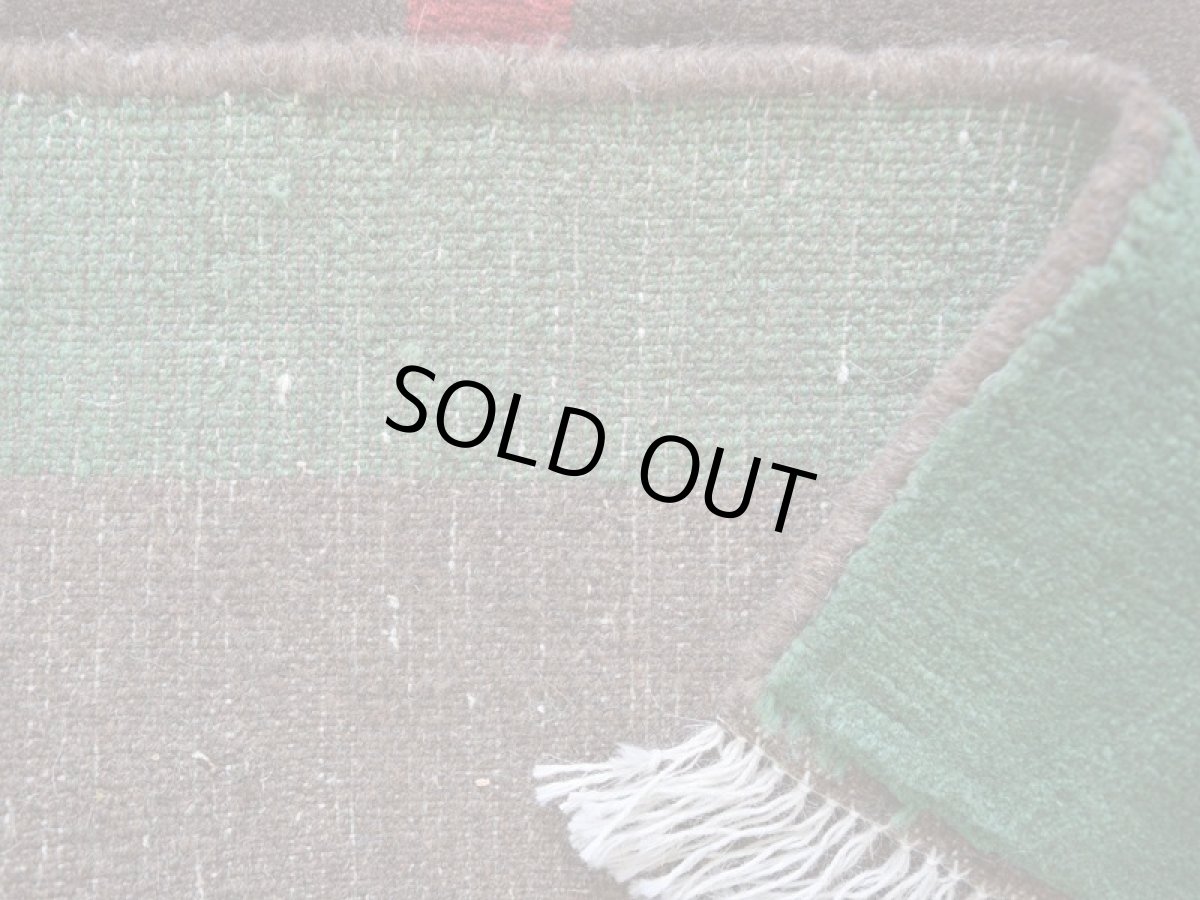 画像17: 新品 ペルシャ ギャッベ 縦1.5m 横1m 1.5㎡ 2人掛けソファ サイズ 142 × 101 cm No.R435 肉厚 天然 ウール ギャベ 手織り ハンドメイド ラグ 絨毯 カーペット ソファの足元やベッドサイドに ブラウン 茶 グリーン 緑 マルチカラー n-r435-142101h57-001 (17)