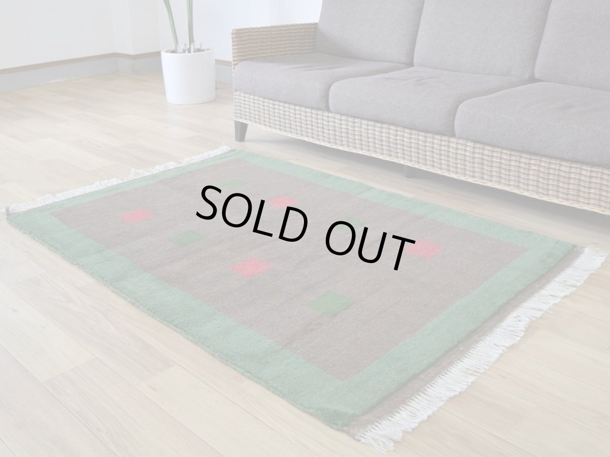 画像2: 新品 ペルシャ ギャッベ 縦1.5m 横1.1m 1.6㎡ 2人掛けソファ サイズ 149 × 107 cm No.R450 肉厚 天然 ウール ギャベ 手織り ハンドメイド ラグ 絨毯 カーペット ソファの足元やベッドサイドに ブラウン 茶 グリーン 緑 マルチカラー n-r450-149107h57-001 (2)
