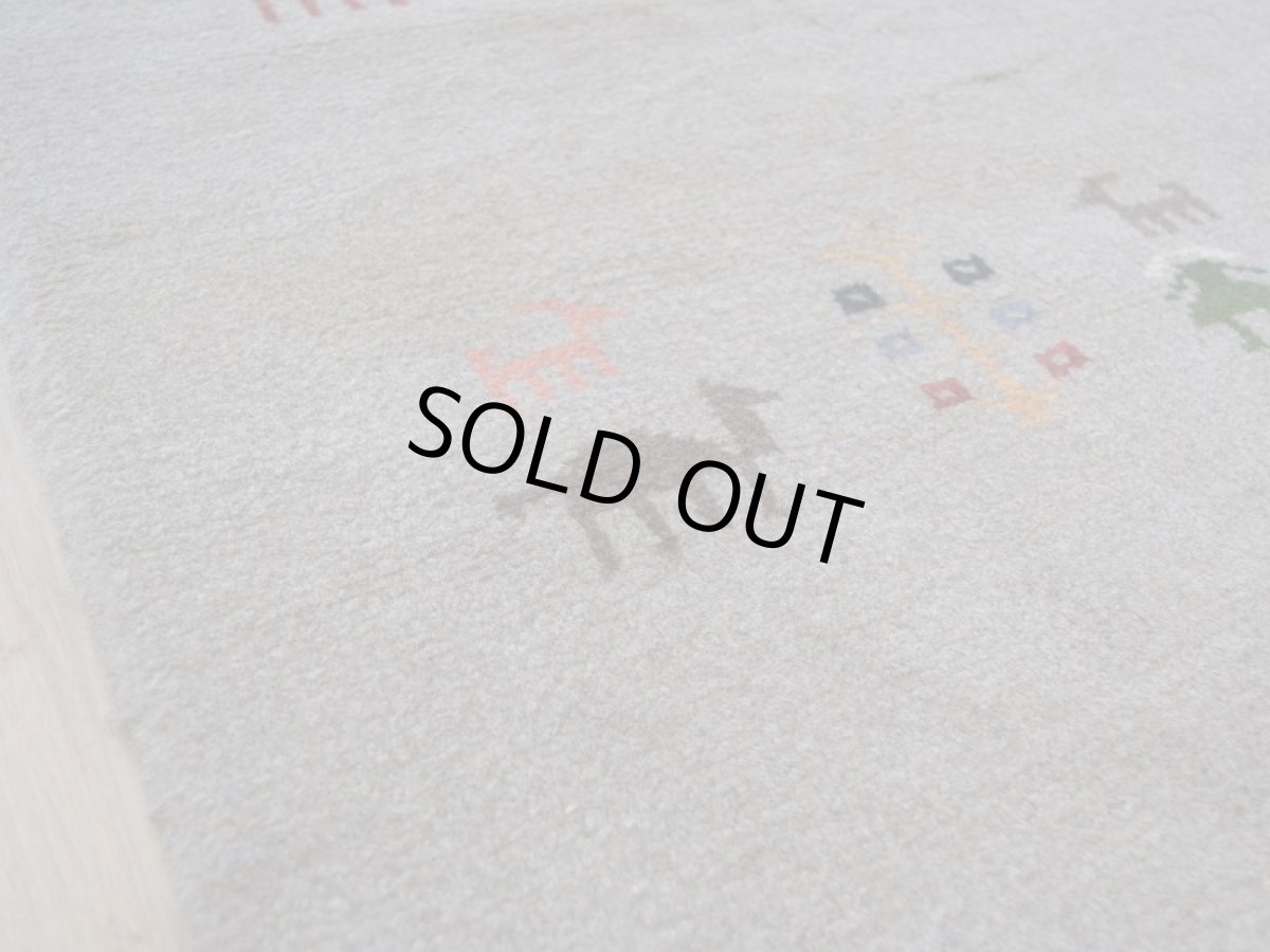 画像12: 新品 ペルシャ ギャッベ 縦2m 横1.5m 3㎡ 〜3帖 リビング ダイニング 2-3人掛けソファ サイズ 196 × 146 cm No.R417 肉厚 天然 ウール ギャベ 手織り ハンドメイド ラグ 絨毯 カーペット リビングダイニングルームやベッドサイドに ライトグレー ベージュ n-r417-196146h051-002 (12)