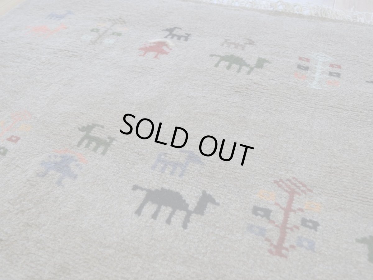 画像10: 新品 ペルシャ ギャッベ 縦2m 横1.5m 3㎡ 〜3帖 リビング ダイニング 2-3人掛けソファ サイズ 196 × 146 cm No.R417 肉厚 天然 ウール ギャベ 手織り ハンドメイド ラグ 絨毯 カーペット リビングダイニングルームやベッドサイドに ライトグレー ベージュ n-r417-196146h051-002 (10)