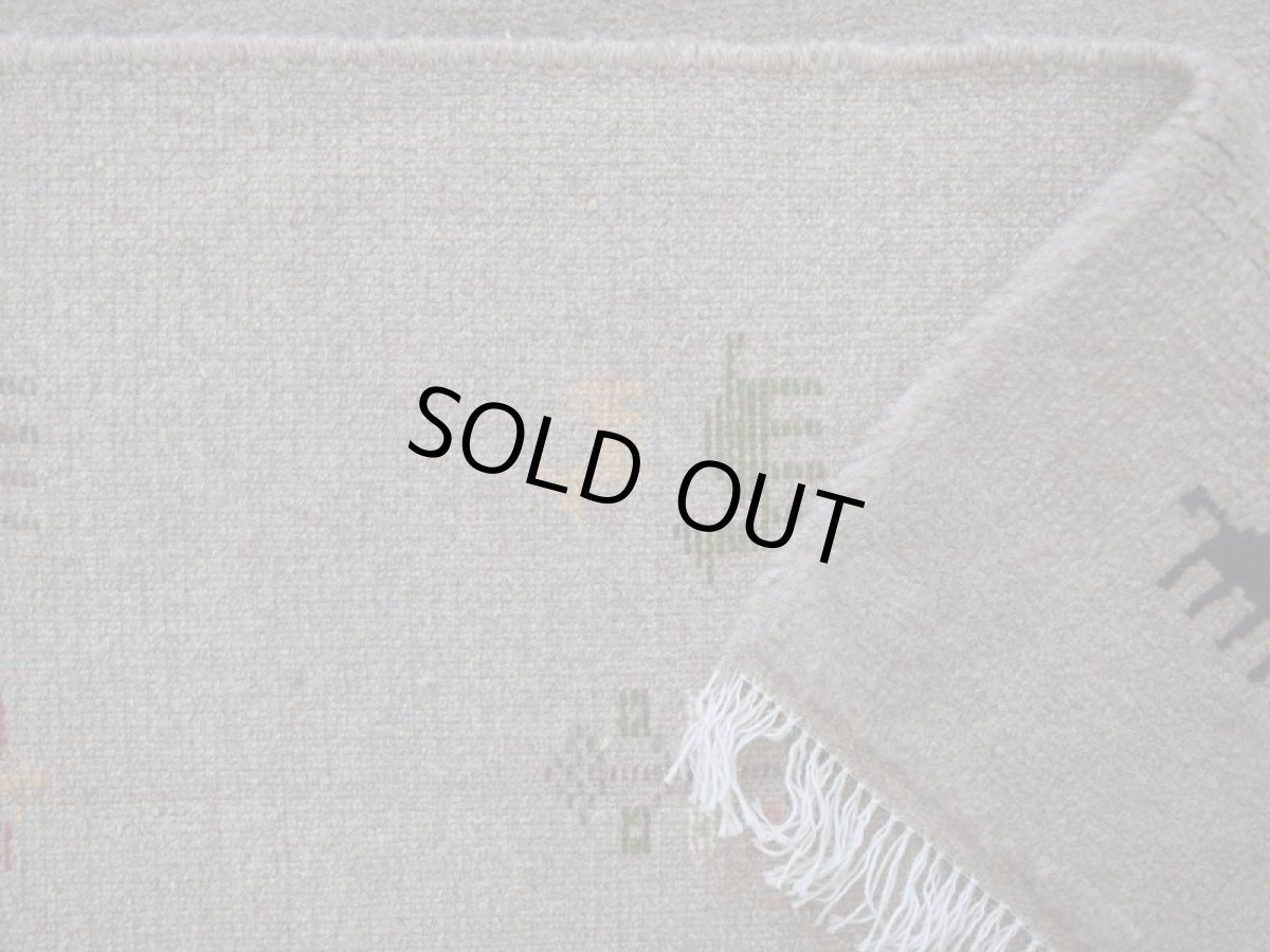 画像15: 新品 ペルシャ ギャッベ 縦2m 横1.5m 3㎡ 〜3帖 リビング ダイニング 2-3人掛けソファ サイズ 196 × 146 cm No.R417 肉厚 天然 ウール ギャベ 手織り ハンドメイド ラグ 絨毯 カーペット リビングダイニングルームやベッドサイドに ライトグレー ベージュ n-r417-196146h051-002 (15)