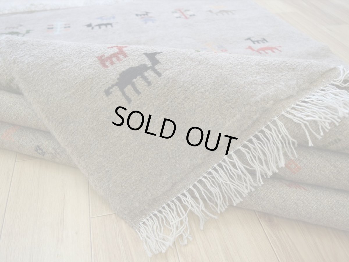 画像14: 新品 ペルシャ ギャッベ 縦2m 横1.5m 3㎡ 〜3帖 リビング ダイニング 2-3人掛けソファ サイズ 196 × 146 cm No.R417 肉厚 天然 ウール ギャベ 手織り ハンドメイド ラグ 絨毯 カーペット リビングダイニングルームやベッドサイドに ライトグレー ベージュ n-r417-196146h051-002 (14)