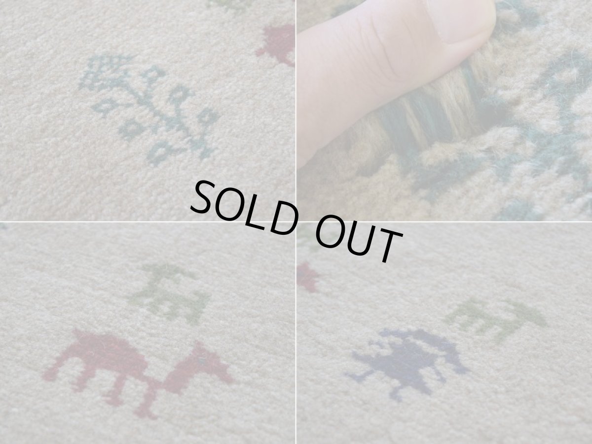 画像17: 新品 ペルシャ ギャッベ 縦2m 横1.4m 2.6㎡ リビング ダイニング 2-3人掛けソファ サイズ 193 × 131 cm No.R400 肉厚 天然 ウール ギャベ 手織り ハンドメイド ラグ 絨毯 カーペット リビングダイニングルームやベッドサイドに ライトグレー 灰 ねずみ色 動物 植物柄 n-r400-193131h031-071 (17)