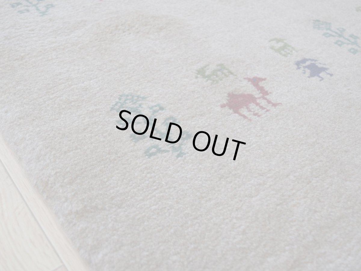 画像13: 新品 ペルシャ ギャッベ 縦2m 横1.4m 2.6㎡ リビング ダイニング 2-3人掛けソファ サイズ 193 × 131 cm No.R400 肉厚 天然 ウール ギャベ 手織り ハンドメイド ラグ 絨毯 カーペット リビングダイニングルームやベッドサイドに ライトグレー 灰 ねずみ色 動物 植物柄 n-r400-193131h031-071 (13)