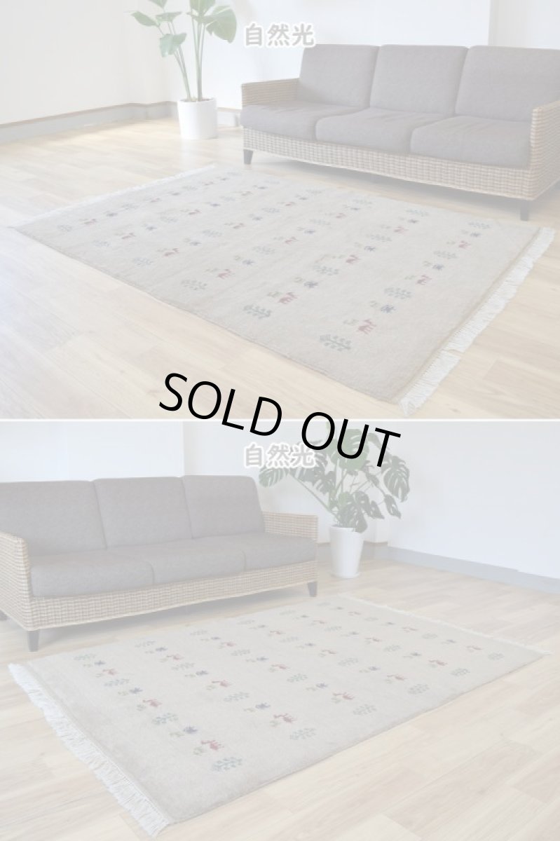 画像5: 新品 ペルシャ ギャッベ 縦2m 横1.4m 2.6㎡ リビング ダイニング 2-3人掛けソファ サイズ 193 × 131 cm No.R400 肉厚 天然 ウール ギャベ 手織り ハンドメイド ラグ 絨毯 カーペット リビングダイニングルームやベッドサイドに ライトグレー 灰 ねずみ色 動物 植物柄 n-r400-193131h031-071 (5)