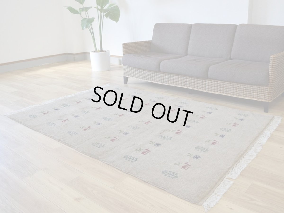 画像2: 新品 ペルシャ ギャッベ 縦2m 横1.4m 2.6㎡ リビング ダイニング 2-3人掛けソファ サイズ 193 × 131 cm No.R400 肉厚 天然 ウール ギャベ 手織り ハンドメイド ラグ 絨毯 カーペット リビングダイニングルームやベッドサイドに ライトグレー 灰 ねずみ色 動物 植物柄 n-r400-193131h031-071 (2)
