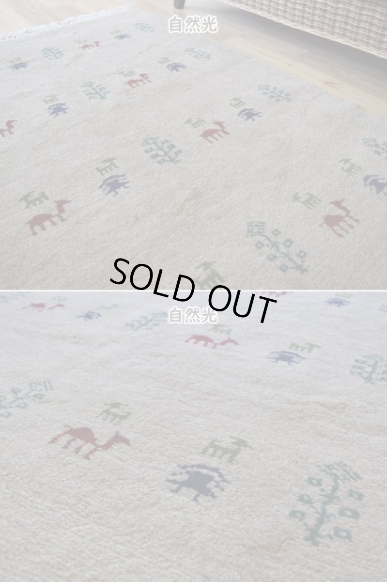 画像7: 新品 ペルシャ ギャッベ 縦2m 横1.4m 2.6㎡ リビング ダイニング 2-3人掛けソファ サイズ 193 × 131 cm No.R400 肉厚 天然 ウール ギャベ 手織り ハンドメイド ラグ 絨毯 カーペット リビングダイニングルームやベッドサイドに ライトグレー 灰 ねずみ色 動物 植物柄 n-r400-193131h031-071 (7)