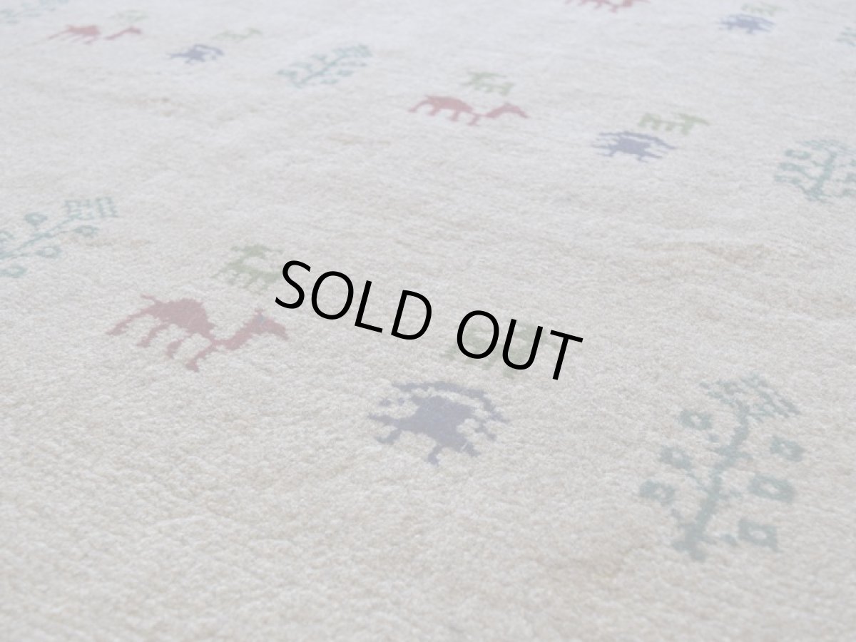 画像10: 新品 ペルシャ ギャッベ 縦2m 横1.4m 2.6㎡ リビング ダイニング 2-3人掛けソファ サイズ 193 × 131 cm No.R400 肉厚 天然 ウール ギャベ 手織り ハンドメイド ラグ 絨毯 カーペット リビングダイニングルームやベッドサイドに ライトグレー 灰 ねずみ色 動物 植物柄 n-r400-193131h031-071 (10)