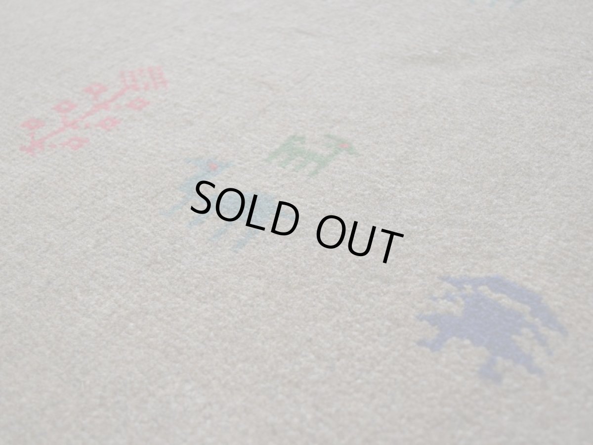 画像10: 新品 ペルシャ ギャッベ 縦2m 横1.4m 2.6㎡ リビング ダイニング 2-3人掛けソファ サイズ 190 × 133 cm No.R413 肉厚 天然 ウール ギャベ 手織り ハンドメイド ラグ 絨毯 カーペット リビングダイニングルームやベッドサイドに ライトブラウン 茶 動物 植物柄 n-r413-190133h031-071 (10)