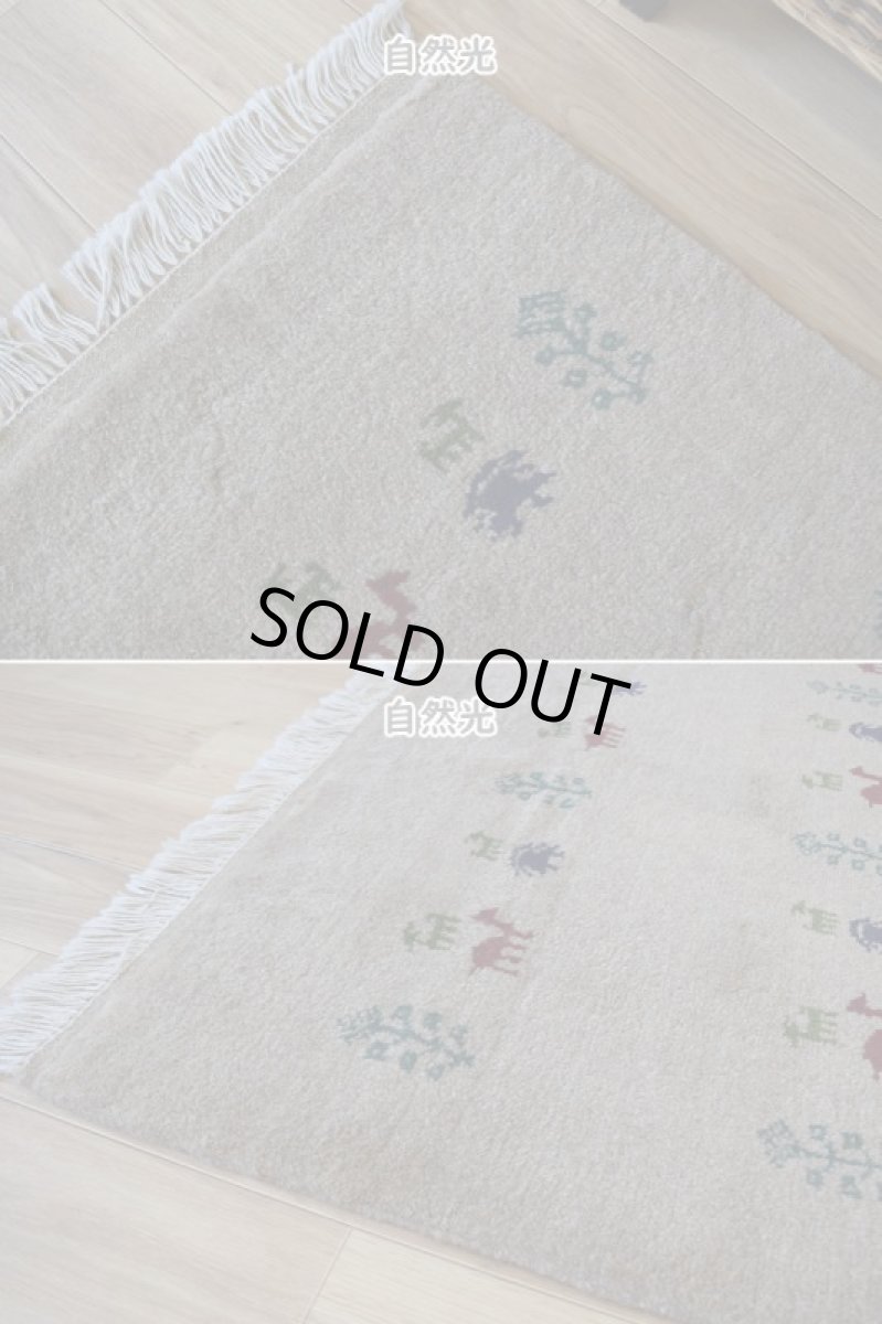 画像8: 新品 ペルシャ ギャッベ 縦2m 横1.4m 2.6㎡ リビング ダイニング 2-3人掛けソファ サイズ 193 × 131 cm No.R400 肉厚 天然 ウール ギャベ 手織り ハンドメイド ラグ 絨毯 カーペット リビングダイニングルームやベッドサイドに ライトグレー 灰 ねずみ色 動物 植物柄 n-r400-193131h031-071 (8)