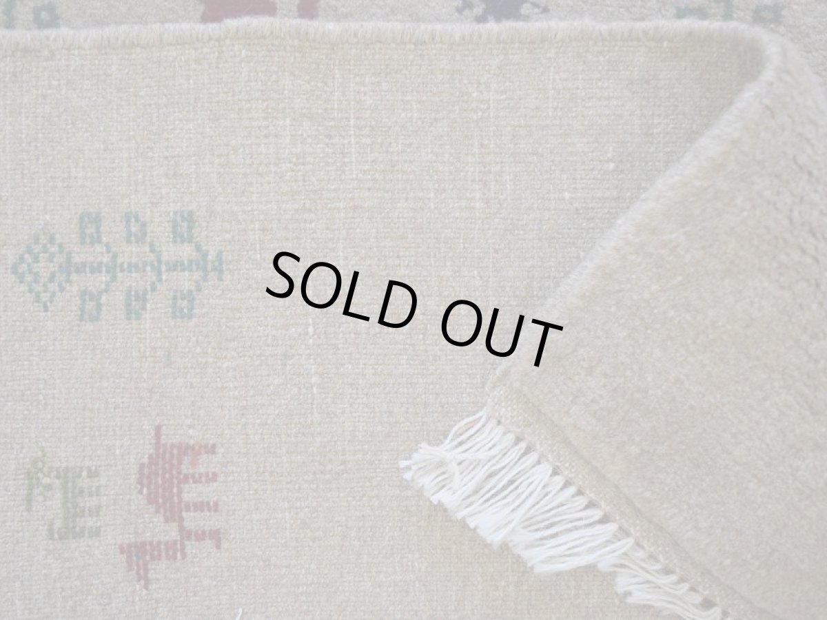 画像16: 新品 ペルシャ ギャッベ 縦2m 横1.4m 2.6㎡ リビング ダイニング 2-3人掛けソファ サイズ 193 × 131 cm No.R400 肉厚 天然 ウール ギャベ 手織り ハンドメイド ラグ 絨毯 カーペット リビングダイニングルームやベッドサイドに ライトグレー 灰 ねずみ色 動物 植物柄 n-r400-193131h031-071 (16)