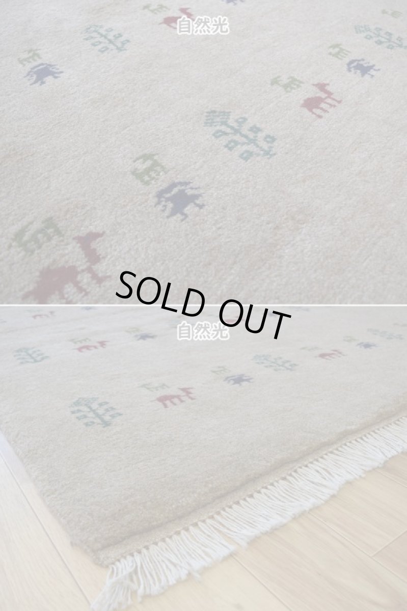 画像9: 新品 ペルシャ ギャッベ 縦2m 横1.4m 2.6㎡ リビング ダイニング 2-3人掛けソファ サイズ 193 × 131 cm No.R400 肉厚 天然 ウール ギャベ 手織り ハンドメイド ラグ 絨毯 カーペット リビングダイニングルームやベッドサイドに ライトグレー 灰 ねずみ色 動物 植物柄 n-r400-193131h031-071 (9)