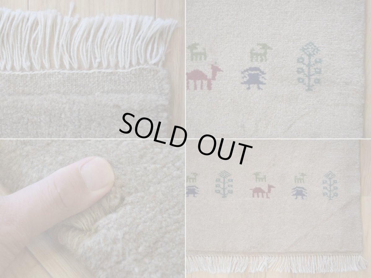 画像19: 新品 ペルシャ ギャッベ 縦2m 横1.4m 2.6㎡ リビング ダイニング 2-3人掛けソファ サイズ 193 × 131 cm No.R400 肉厚 天然 ウール ギャベ 手織り ハンドメイド ラグ 絨毯 カーペット リビングダイニングルームやベッドサイドに ライトグレー 灰 ねずみ色 動物 植物柄 n-r400-193131h031-071 (19)