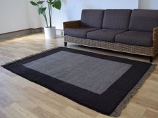 画像2: 新品 ペルシャ ギャッベ 縦2m 横1.3m 2.3㎡ リビング ダイニング 2-3人掛けソファ サイズ 180 × 127 cm No.R406 肉厚 天然 ウール ギャベ 手織り ハンドメイド ラグ 絨毯 カーペット リビングダイニングルームやベッドサイドに 濃茶 ブラウン 黒 グレー 灰 ねずみ色 n-r406-180127h021-061 (2)