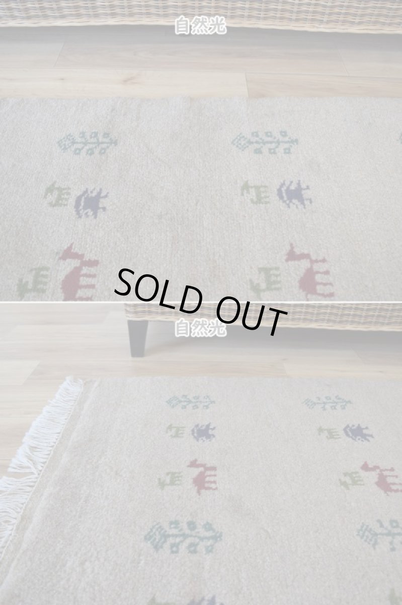 画像4: 新品 ペルシャ ギャッベ 縦2m 横1.4m 2.6㎡ リビング ダイニング 2-3人掛けソファ サイズ 193 × 131 cm No.R400 肉厚 天然 ウール ギャベ 手織り ハンドメイド ラグ 絨毯 カーペット リビングダイニングルームやベッドサイドに ライトグレー 灰 ねずみ色 動物 植物柄 n-r400-193131h031-071 (4)