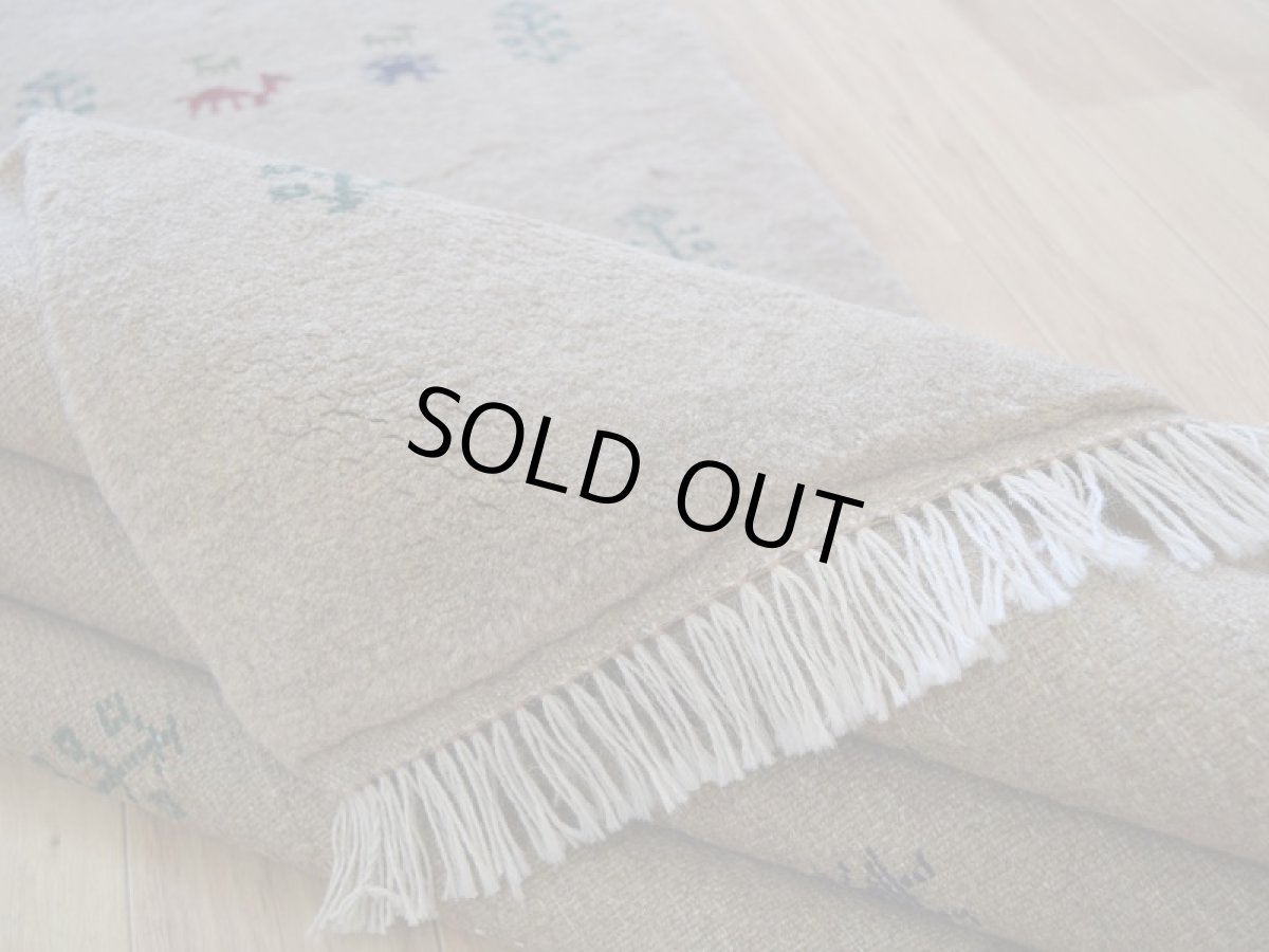 画像15: 新品 ペルシャ ギャッベ 縦2m 横1.4m 2.6㎡ リビング ダイニング 2-3人掛けソファ サイズ 193 × 131 cm No.R400 肉厚 天然 ウール ギャベ 手織り ハンドメイド ラグ 絨毯 カーペット リビングダイニングルームやベッドサイドに ライトグレー 灰 ねずみ色 動物 植物柄 n-r400-193131h031-071 (15)