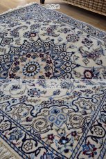 画像7: 新品 ペルシャ 絨毯 ナイン 9la ノーラー 縦1.3m 横1m 2人掛け ソファ アクセントラグ サイズ 122 x 94 cm No.G46 ウール 手織り ラグ ハンドメイド カーペット 敷物 クラシック スタイル クリーム 生成り 白 アイボリー n-G46-122094h003 (7)