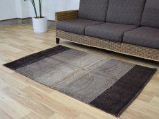 画像2: 新品 ペルシャ ギャッベ 縦1.5m 横1m 2人掛けソファ サイズ 147 × 94 cm No.1442 肉厚 天然 草木染 ウール ギャベ 手織り ハンドメイド ラグ 絨毯 カーペット ソファの足元やベッドサイドに ブラウン 茶 グレー ベージュ n-1442-147094s011-051 (2)