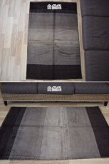 画像3: 新品 ペルシャ ギャッベ 縦1.5m 横1m 2人掛けソファ サイズ 147 × 94 cm No.1442 肉厚 天然 草木染 ウール ギャベ 手織り ハンドメイド ラグ 絨毯 カーペット ソファの足元やベッドサイドに ブラウン 茶 グレー ベージュ n-1442-147094s011-051 (3)