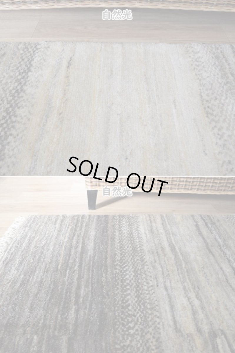 画像4: 新品 ペルシャ ギャッベ 縦2.4m 横1.7m 4.1㎡ 〜3帖 リビング ダイニング 2-3人掛けソファ サイズ 237 × 170 cm No.1949 肉厚 天然 ウール ギャベ 手織り ハンドメイド ラグ 絨毯 カーペット リビングダイニングルームやベッドサイドに 生成り ベージュ 茶 グレー グラデーション n-1949-237170s033-024 (4)