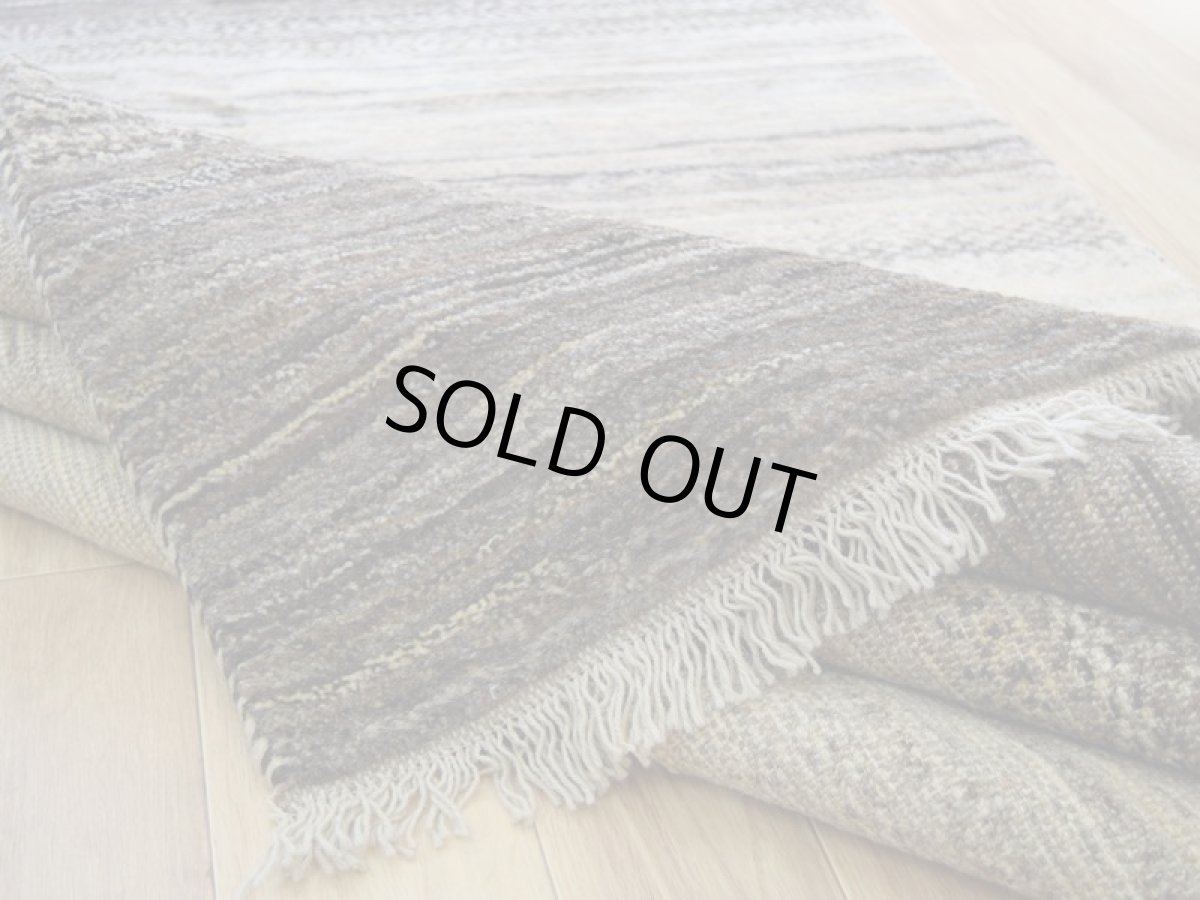 画像14: 新品 ペルシャ ギャッベ 縦2.4m 横1.7m 4.1㎡ 〜3帖 リビング ダイニング 2-3人掛けソファ サイズ 237 × 170 cm No.1949 肉厚 天然 ウール ギャベ 手織り ハンドメイド ラグ 絨毯 カーペット リビングダイニングルームやベッドサイドに 生成り ベージュ 茶 グレー グラデーション n-1949-237170s033-024 (14)