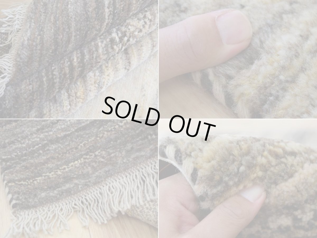 画像18: 新品 ペルシャ ギャッベ 縦2.4m 横1.7m 4.1㎡ 〜3帖 リビング ダイニング 2-3人掛けソファ サイズ 237 × 170 cm No.1949 肉厚 天然 ウール ギャベ 手織り ハンドメイド ラグ 絨毯 カーペット リビングダイニングルームやベッドサイドに 生成り ベージュ 茶 グレー グラデーション n-1949-237170s033-024 (18)