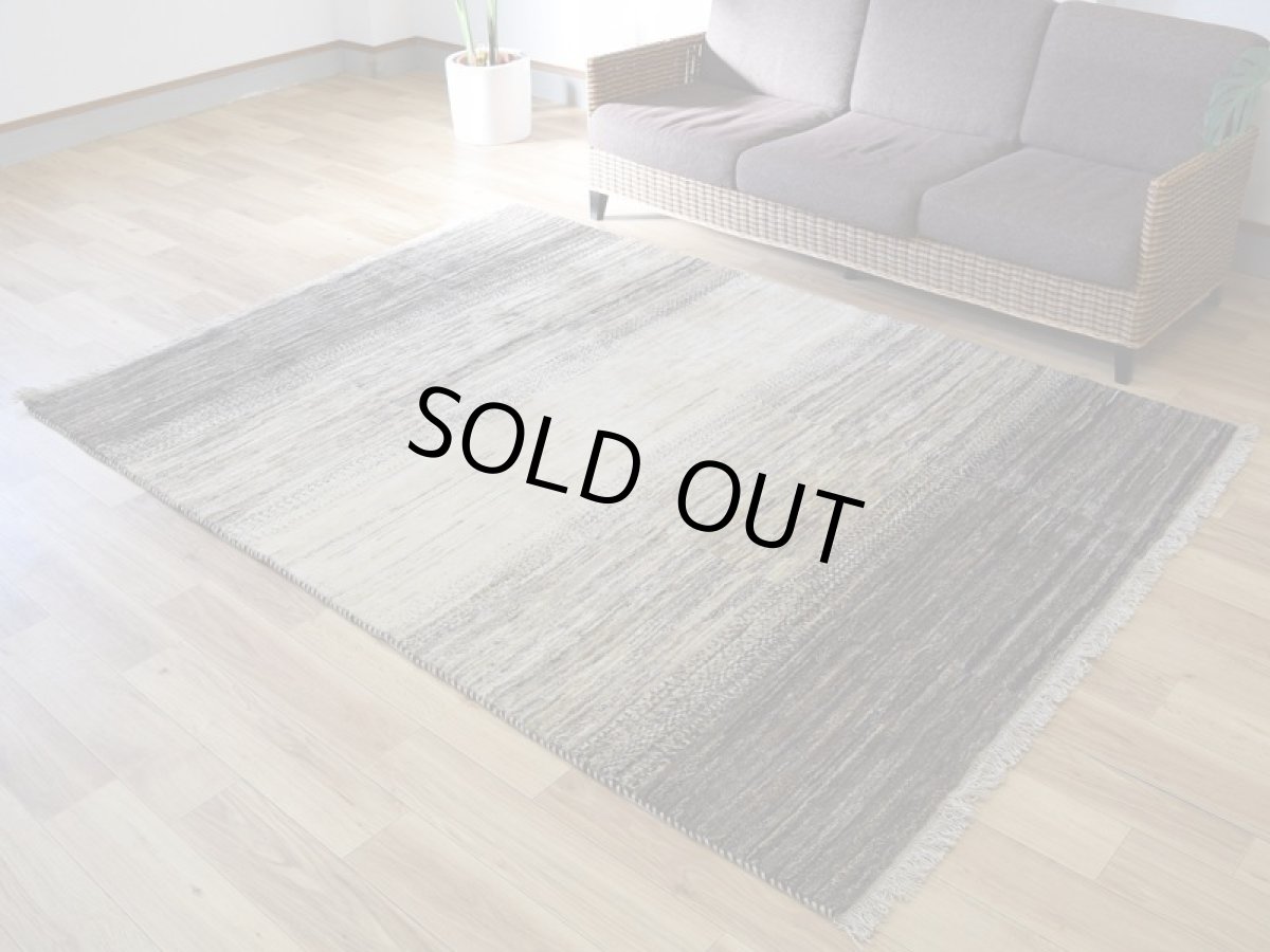 画像2: 新品 ペルシャ ギャッベ 縦2.4m 横1.7m 4.1㎡ 〜3帖 リビング ダイニング 2-3人掛けソファ サイズ 237 × 170 cm No.1949 肉厚 天然 ウール ギャベ 手織り ハンドメイド ラグ 絨毯 カーペット リビングダイニングルームやベッドサイドに 生成り ベージュ 茶 グレー グラデーション n-1949-237170s033-024 (2)