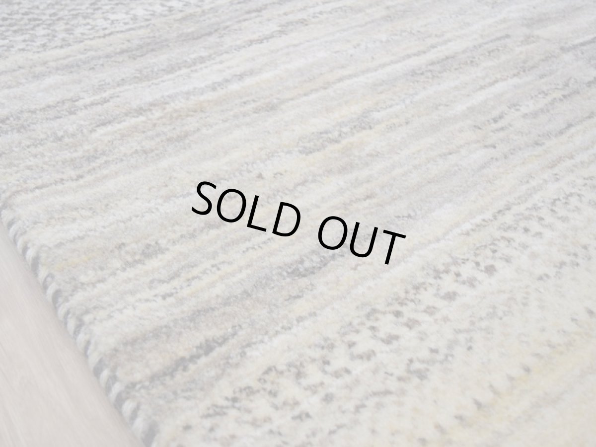 画像12: 新品 ペルシャ ギャッベ 縦2.4m 横1.7m 4.1㎡ 〜3帖 リビング ダイニング 2-3人掛けソファ サイズ 237 × 170 cm No.1949 肉厚 天然 ウール ギャベ 手織り ハンドメイド ラグ 絨毯 カーペット リビングダイニングルームやベッドサイドに 生成り ベージュ 茶 グレー グラデーション n-1949-237170s033-024 (12)