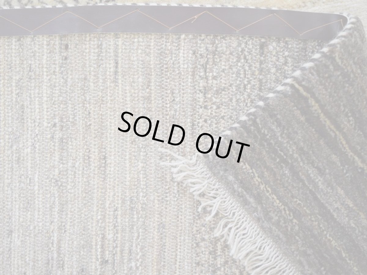 画像15: 新品 ペルシャ ギャッベ 縦2.4m 横1.7m 4.1㎡ 〜3帖 リビング ダイニング 2-3人掛けソファ サイズ 237 × 170 cm No.1949 肉厚 天然 ウール ギャベ 手織り ハンドメイド ラグ 絨毯 カーペット リビングダイニングルームやベッドサイドに 生成り ベージュ 茶 グレー グラデーション n-1949-237170s033-024 (15)