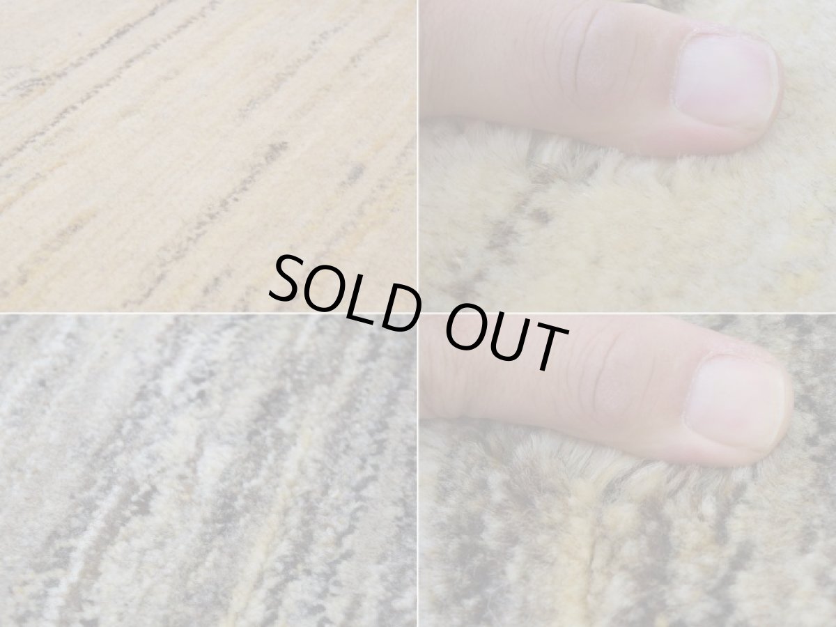 画像16: 新品 ペルシャ ギャッベ 縦2.4m 横1.7m 4.1㎡ 〜3帖 リビング ダイニング 2-3人掛けソファ サイズ 237 × 170 cm No.1949 肉厚 天然 ウール ギャベ 手織り ハンドメイド ラグ 絨毯 カーペット リビングダイニングルームやベッドサイドに 生成り ベージュ 茶 グレー グラデーション n-1949-237170s033-024 (16)