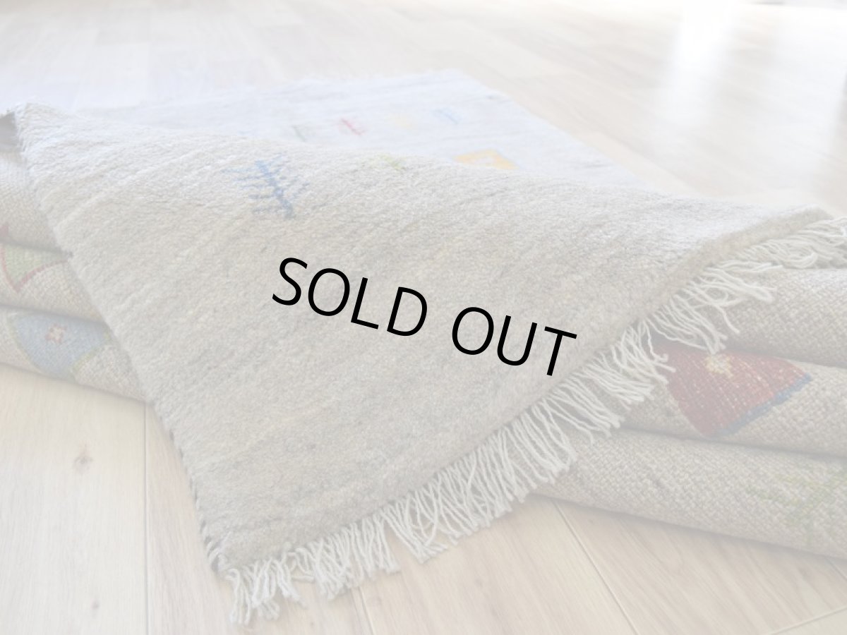 画像14: 新品 ペルシャ ギャッベ 縦2m 横1.5m 3㎡ 〜3帖 リビング ダイニング 2-3人掛けソファ サイズ 196 × 151 cm No.1938 肉厚 天然 草木染 ウール ギャベ 手織り ハンドメイド ラグ 絨毯 カーペット リビングダイニングルームやベッドサイドに ライトグレー ベージュ 原毛系 n-1938-196151s732-013 (14)