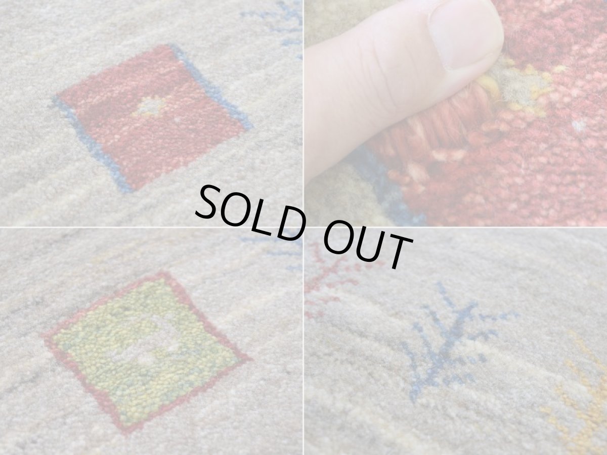 画像17: 新品 ペルシャ ギャッベ 縦2m 横1.5m 3㎡ 〜3帖 リビング ダイニング 2-3人掛けソファ サイズ 196 × 151 cm No.1938 肉厚 天然 草木染 ウール ギャベ 手織り ハンドメイド ラグ 絨毯 カーペット リビングダイニングルームやベッドサイドに ライトグレー ベージュ 原毛系 n-1938-196151s732-013 (17)