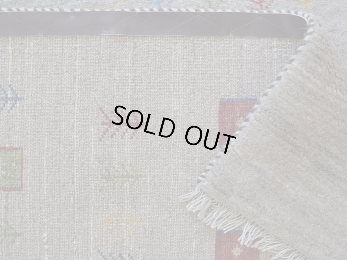 画像15: 新品 ペルシャ ギャッベ 縦2m 横1.5m 3㎡ 〜3帖 リビング ダイニング 2-3人掛けソファ サイズ 196 × 151 cm No.1938 肉厚 天然 草木染 ウール ギャベ 手織り ハンドメイド ラグ 絨毯 カーペット リビングダイニングルームやベッドサイドに ライトグレー ベージュ 原毛系 n-1938-196151s732-013 (15)