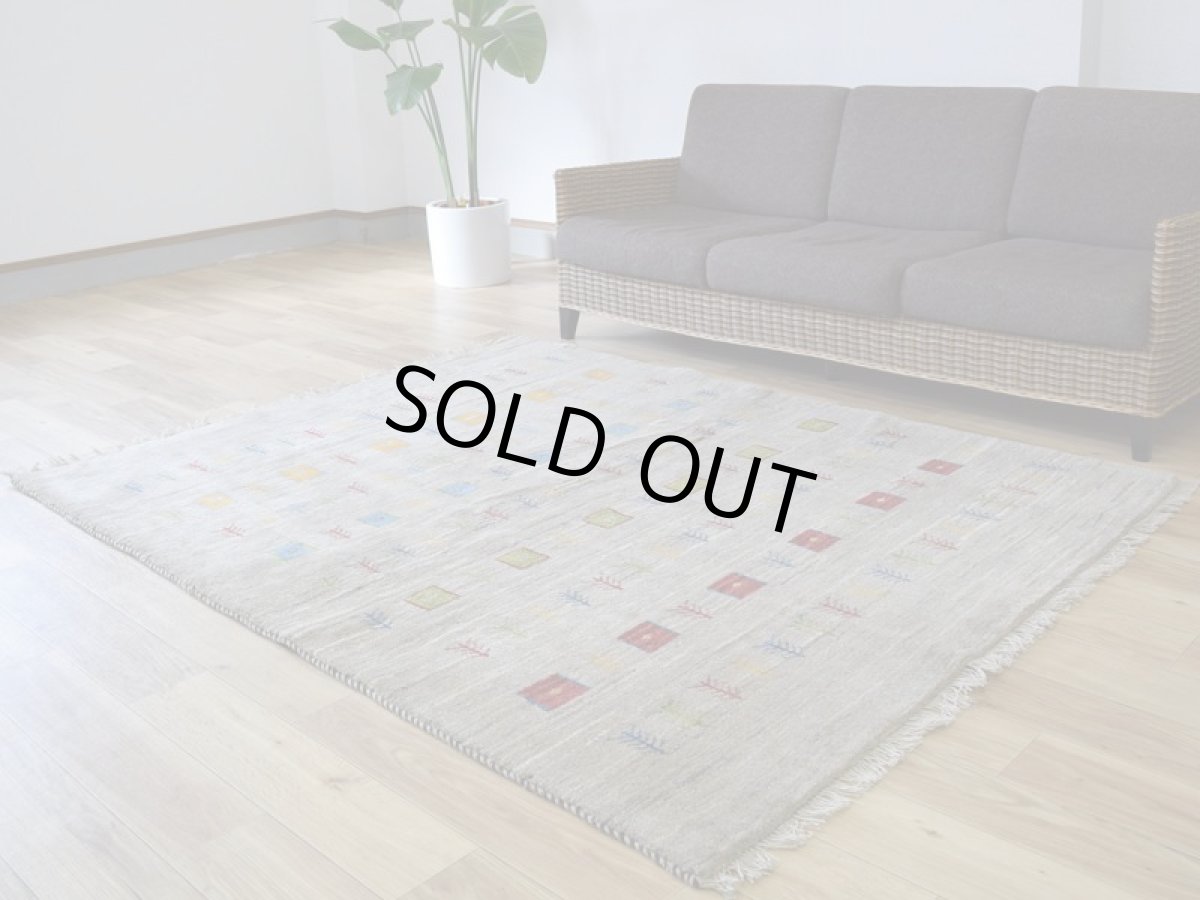 画像2: 新品 ペルシャ ギャッベ 縦2m 横1.5m 3㎡ 〜3帖 リビング ダイニング 2-3人掛けソファ サイズ 196 × 151 cm No.1938 肉厚 天然 草木染 ウール ギャベ 手織り ハンドメイド ラグ 絨毯 カーペット リビングダイニングルームやベッドサイドに ライトグレー ベージュ 原毛系 n-1938-196151s732-013 (2)