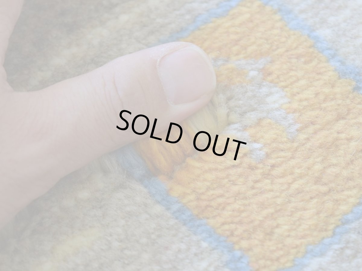 画像11: 新品 ペルシャ ギャッベ 縦2m 横1.5m 3㎡ 〜3帖 リビング ダイニング 2-3人掛けソファ サイズ 196 × 151 cm No.1938 肉厚 天然 草木染 ウール ギャベ 手織り ハンドメイド ラグ 絨毯 カーペット リビングダイニングルームやベッドサイドに ライトグレー ベージュ 原毛系 n-1938-196151s732-013 (11)