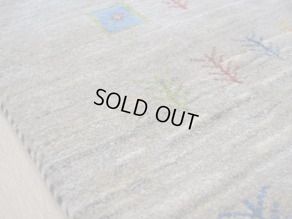 画像12: 新品 ペルシャ ギャッベ 縦2m 横1.5m 3㎡ 〜3帖 リビング ダイニング 2-3人掛けソファ サイズ 196 × 151 cm No.1938 肉厚 天然 草木染 ウール ギャベ 手織り ハンドメイド ラグ 絨毯 カーペット リビングダイニングルームやベッドサイドに ライトグレー ベージュ 原毛系 n-1938-196151s732-013 (12)