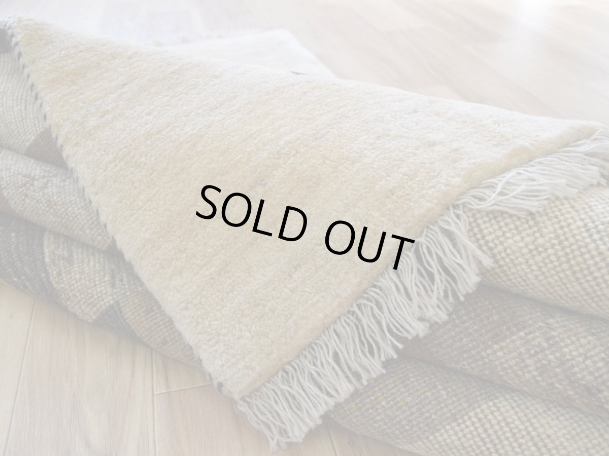 画像13: 新品 ペルシャ ギャッベ 縦2m 横1.5m 3㎡ 〜3帖 リビング ダイニング 2-3人掛けソファ サイズ 202 × 149 cm No.1940 肉厚 天然 草木染 ウール ギャベ 手織り ハンドメイド ラグ 絨毯 カーペット リビングダイニングルームやベッドサイドに 生成り クリーム ベージュ ブラウン 原毛系 n-1940-202149s123-024 (13)