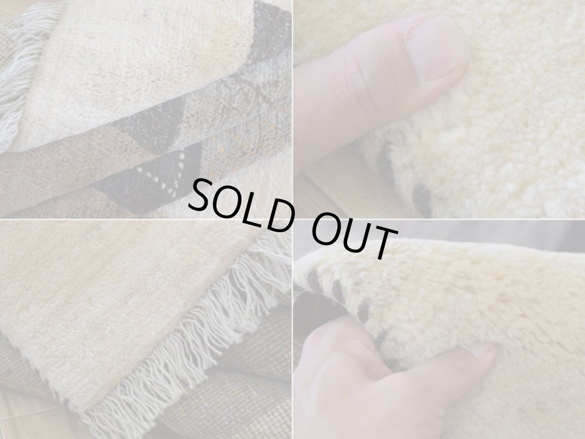 画像18: 新品 ペルシャ ギャッベ 縦2m 横1.5m 3㎡ 〜3帖 リビング ダイニング 2-3人掛けソファ サイズ 202 × 149 cm No.1940 肉厚 天然 草木染 ウール ギャベ 手織り ハンドメイド ラグ 絨毯 カーペット リビングダイニングルームやベッドサイドに 生成り クリーム ベージュ ブラウン 原毛系 n-1940-202149s123-024 (18)
